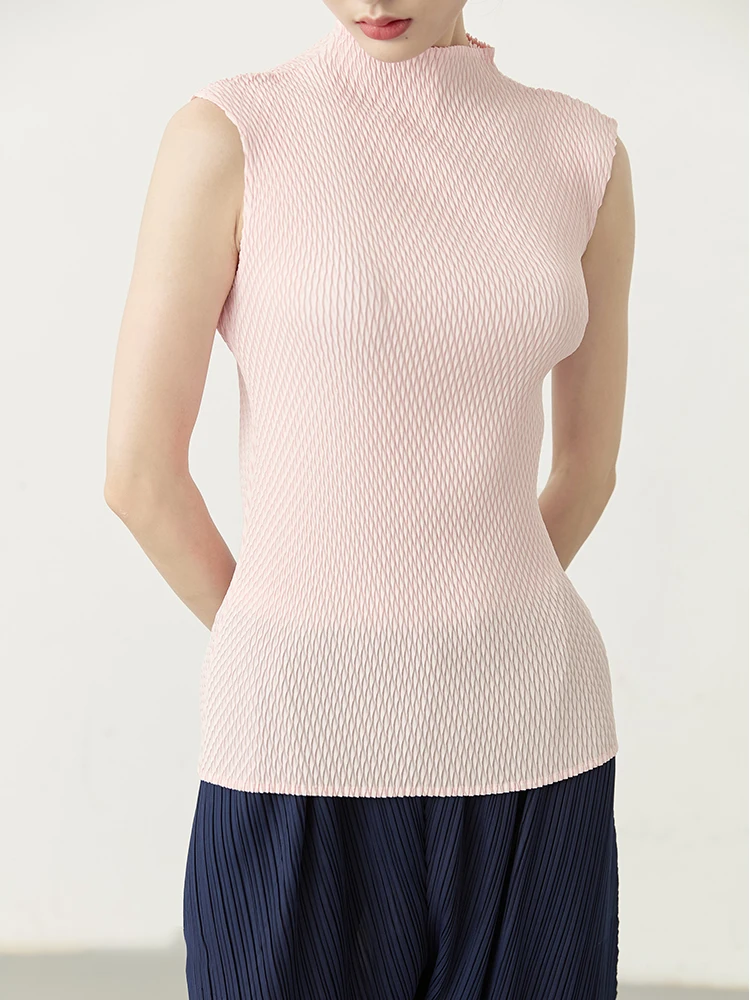 Miyake Класически плиссированный жилетка с риба везни, Върхове 2023, лятна тениска с високо воротом, женска тениска без ръкави, светло розово Елегантна висша мода