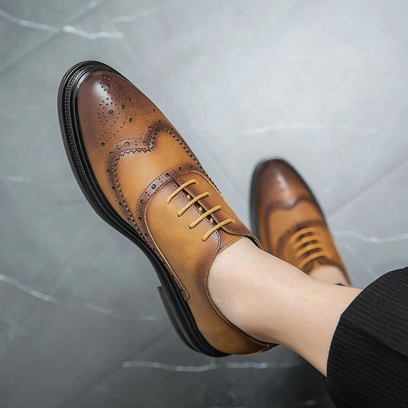 Нова мъжки ежедневни обувки в британския бизнес стил от естествена кожа, дантела, кожа обувки с остри пръсти, броги с резбовани мотиви, мъжки официалната обувки