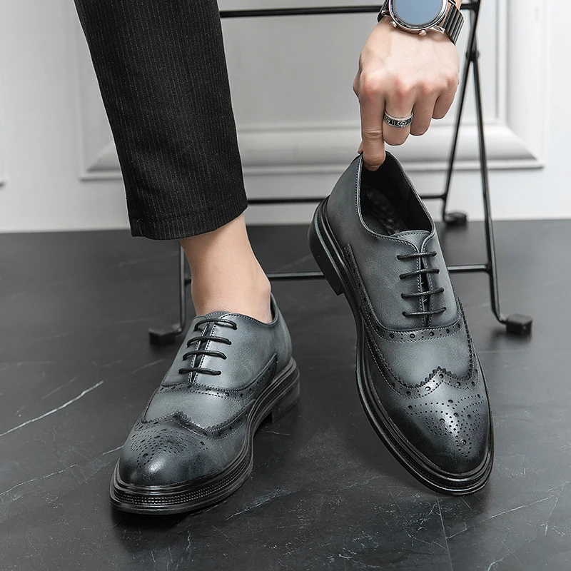Нова мъжки ежедневни обувки в британския бизнес стил от естествена кожа, дантела, кожа обувки с остри пръсти, броги с резбовани мотиви, мъжки официалната обувки